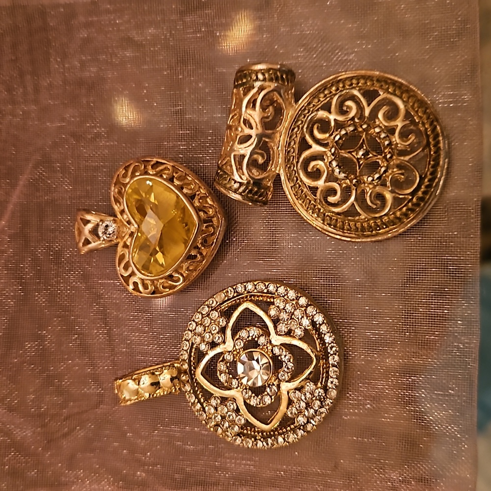 Vintage Pendant Bundle.     Qty 3